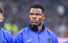 Tại sao Liverpool không nên 'mở két' vì Denzel Dumfries?