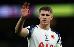 Romano làm rõ vụ Man Utd chiêu mộ Van de Ven