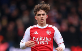 Arsenal phải in thủ công áo đấu vì thần đồng Max Dowman