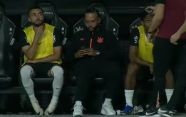 Memphis Depay nguy cơ bị treo giò 6 trận vì dùng điện thoại