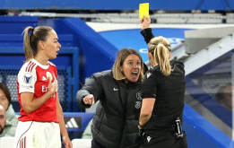 Cầu thủ Arsenal phạm lỗi, HLV Chelsea lại bị đuổi
