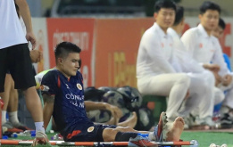 Quang Hải rời sân bằng cáng, vợ lo lắng trên khán đài