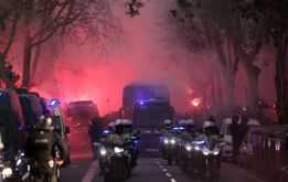 Fan Barca lại tấn công xe buýt Atletico Madrid tại Nou Camp