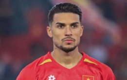 Sao nhập tịch Đỗ Hoàng Hên xăm quốc kỳ Việt Nam lên cánh tay