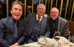 Sir Alex Ferguson đãi khách VIP trong ngày MU thất thủ trước Leeds