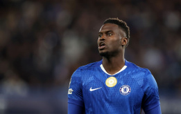 Badiashile có mặt tại Napoli, chuẩn bị chia tay Chelsea