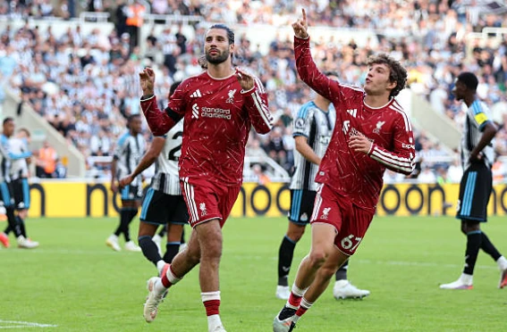 5 dấu ấn Newcastle 2-2 Liverpool: Szoboszlai cứu rỗi The Kop; Bài toán số 6 dành cho Iraola