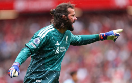 Alisson nổi điên đá thủng bảng trọng tài sau trận hòa của Liverpool