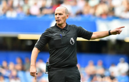 Mike Dean bị chỉ trích vì thừa nhận trò chơi ngầm tại Ngoại hạng Anh