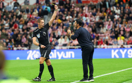 Cố ôm trọng tài bất thành, Mikel Arteta nhận thẻ vàng hài hước