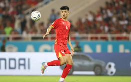Hai VĐV cầm Quốc kỳ Việt Nam tại khai mạc ASIAD 20
