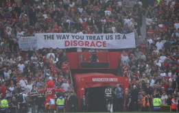 Sir Ratcliffe phải vào Old Trafford bằng cửa sau giữa lúc CĐV Man Utd biểu tình