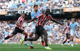 Hat-trick của Brian Brobbey xát muối vào vết thương của MU