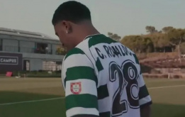 Jadon Sancho mặc áo đấu Ronaldo trong lúc tìm bến đỗ mới