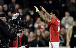 Gibbs-White bị phạt hơn 1.000 bảng vì xe riêng vượt đèn đỏ
