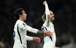 Maddison - Marmoush lập siêu phẩm, Tottenham có chiến thắng đầu tiên ở Ngoại hạng Anh