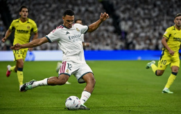 Mourinho cấm cửa Alexander-Arnold rời Real