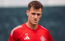 Thủ môn Vitek gia hạn cùng Man United trước khi sang Bristol City theo dạng cho mượn