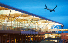 Cựu cầu thủ Ngoại hạng Anh bị bắt tại sân bay vì cáo buộc cưỡng hiếp