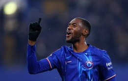 Tosin Adarabioyo được Chelsea bảo vệ dù không thường xuyên đá chính