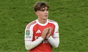 Thần đồng 15 tuổi tỏa sáng, Arsenal bay cao ở Carabao Cup