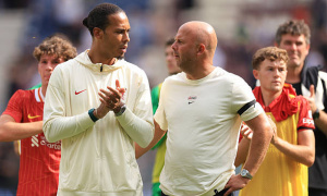 Arne Slot bảo vệ Van Dijk: “Thủ lĩnh thật sự của Liverpool”