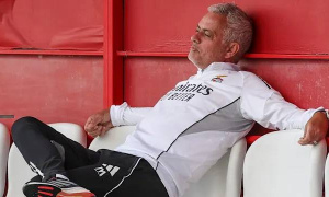 Mourinho “đứng hình” khi Benfica mất điểm phút bù giờ
