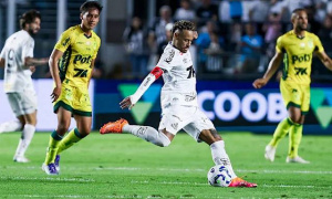 Neymar tỏa sáng rồi gây họa: Santos đánh rơi chiến thắng cay đắng
