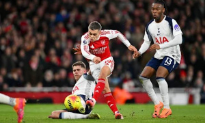 Trossard bùng nổ: Trận đấu hay nhất mùa và lời khẳng định ở derby Bắc London