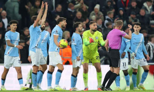 Guardiola lên tiếng việc Donnarumma dính thẻ phạt