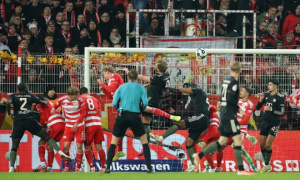 Neuer tỏa sáng, Bayern sống sót trước Union Berlin