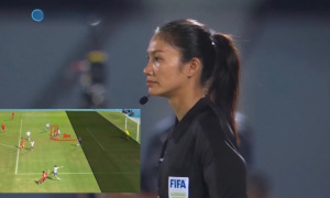 Sai lầm trọng tài trận nữ Việt Nam gây tranh cãi trên báo chí châu Âu