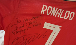 Ông Trump nhận áo đấu Ronaldo ký tặng cùng lời nhắn đặc biệt