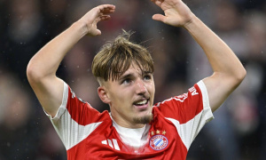 Bayern đặt cược tương lai vào viên ngọc 17 tuổi Lennart Karl