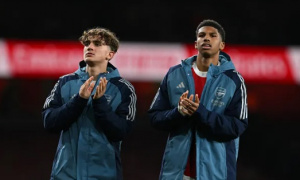 HLV Brighton so sánh thần đồng 15 tuổi của Arsenal với Bukayo Saka