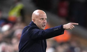 Slot né tránh câu hỏi về hợp đồng với Liverpool