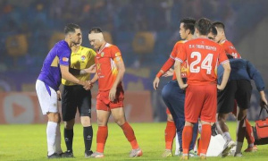 Trọng Hoàng suýt đứt tai sau pha va chạm mạnh với Hoàng Hên