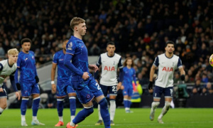 Palmer hâm nóng derby London với Tottenham bằng ảnh đá panenka