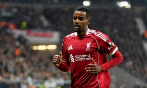 Alexander Isak đang trở thành gánh nặng tại Liverpool