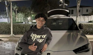 Cristiano Ronaldo tặng con trai siêu xe Lamborghini đắt đỏ