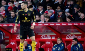 CĐV Man United đòi Amorim gạch tên Dalot sau trận hòa Forest