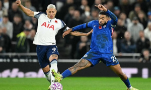 Tottenham bị Carragher chỉ trích vì để Chelsea áp đảo