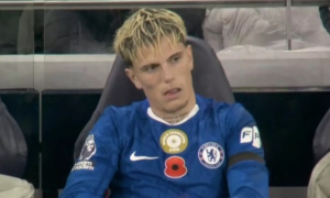 Garnacho gây chú ý với phản ứng khó chịu sau khi bị thay ra ở trận Chelsea thắng Tottenham