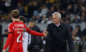 Mourinho thay người 'như thần', Benfica hủy diệt Vitoria Guimaraes