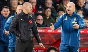 Dyche phẫn nộ với bàn thắng của Man United, kêu gọi mở quyền can thiệp VAR