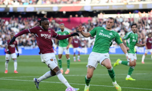 Gục ngã trước West Ham, Newcastle thua trận sân khách thứ tám liên tiếp