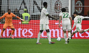 Dybala sút hỏng penalty và chấn thương trong thất bại của Roma