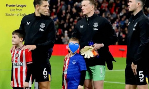 Pickford xúc động trở lại Sunderland, cùng con trai khoe áo đặc biệt