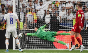 Nỗi cô đơn của người hùng Courtois trong thất bại cay đắng tại Anfield