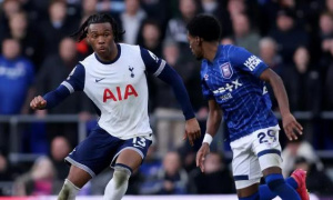 Tottenham xác nhận Destiny Udogie bị người đại diện đe dọa bằng súng